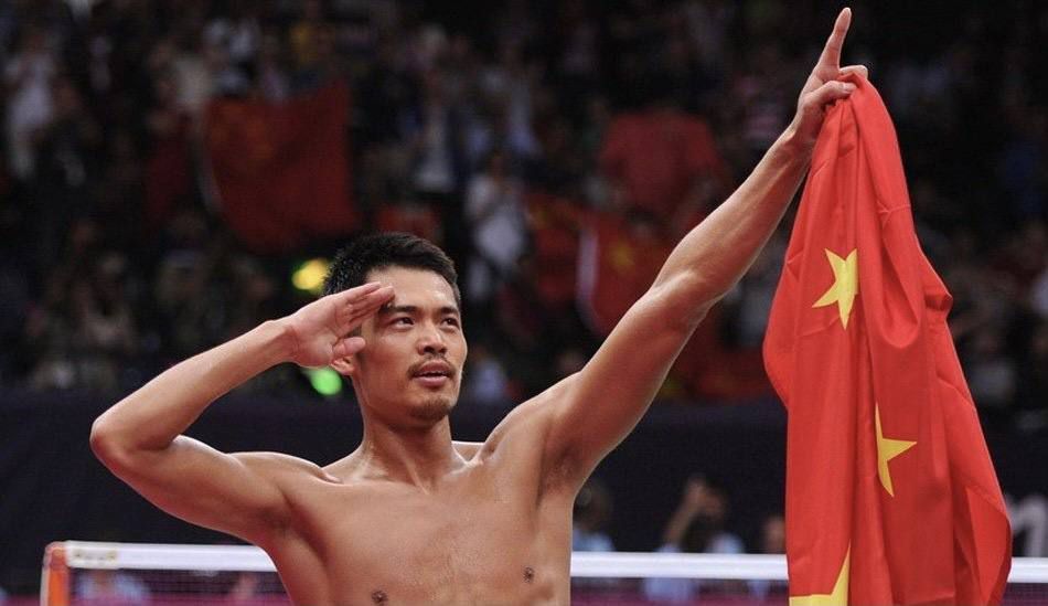 说完，他便第一个冲上前来，一脚便将这个大堂经理踹翻在地，顿时就把他踹的口吐鲜血。